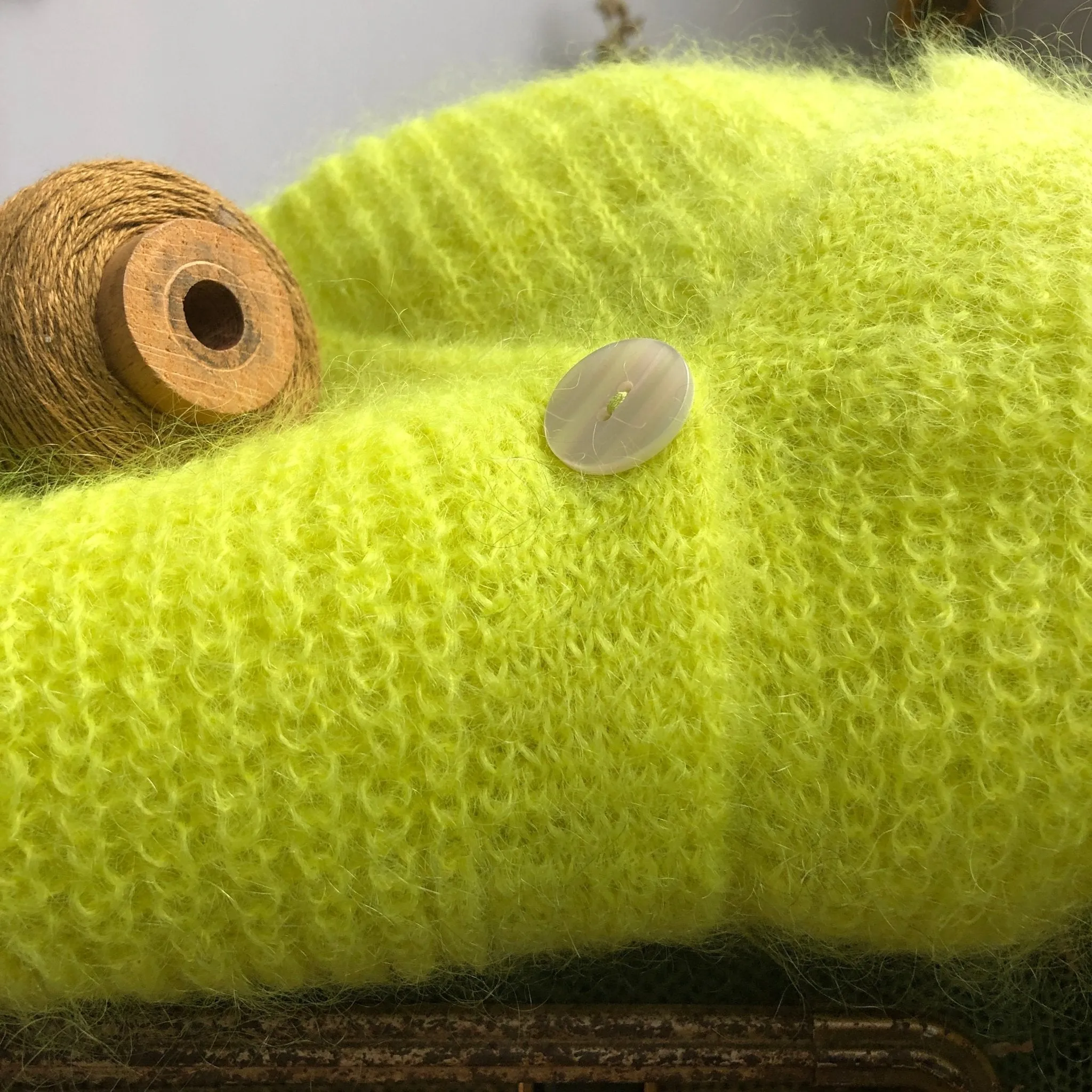 Le gilet Philippine mohair et laine - jaune fluo